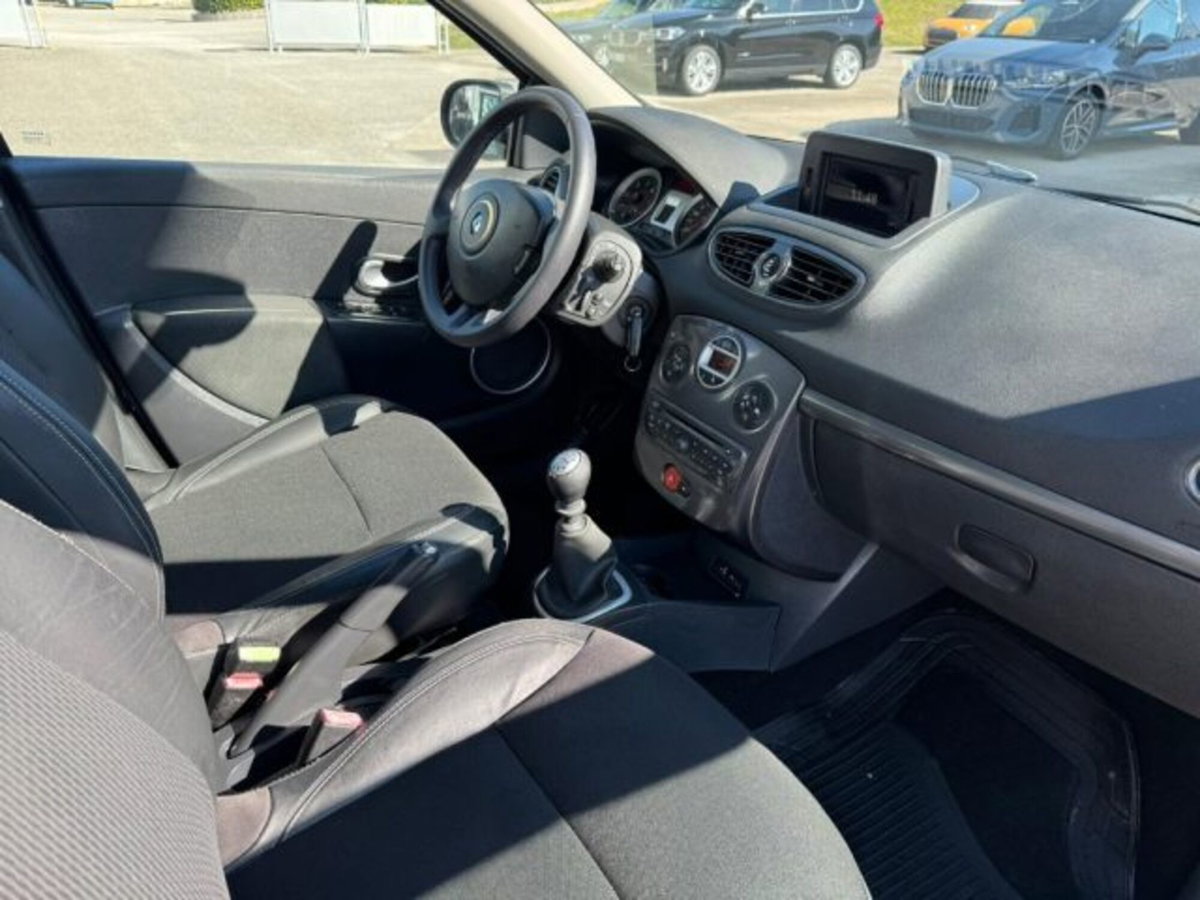 Renault Clio 1.5 dCi 105CV 5 porte Luxe (9)