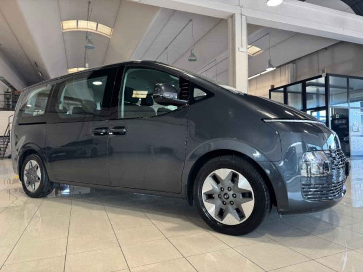 Hyundai Staria 2.2 2wd auto