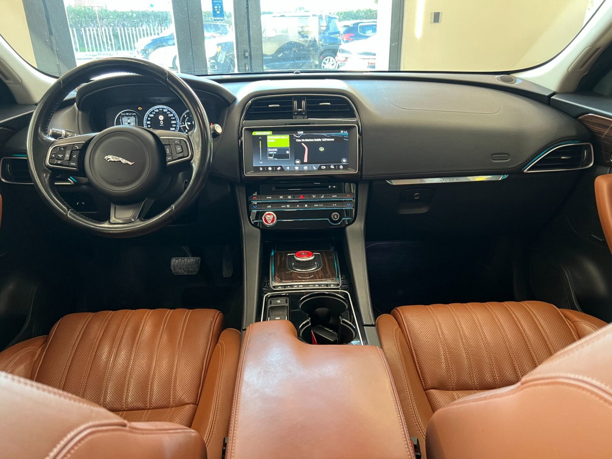 Jaguar F-Pace 2.0 D 180 CV Portfolio (11)