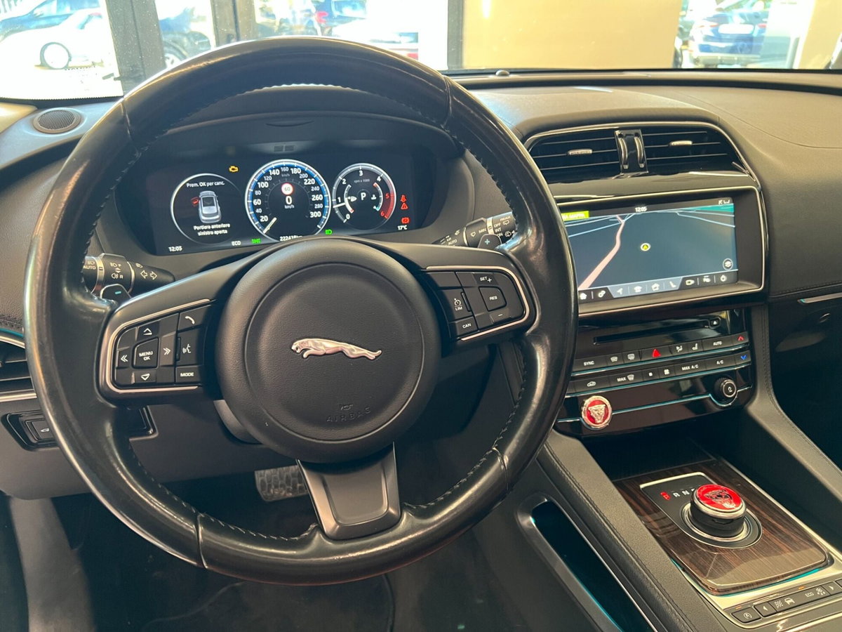 Jaguar F-Pace 2.0 D 180 CV Portfolio (8)