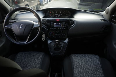 Lancia Ypsilon 1.0 FireFly 5 porte S&S Hybrid Ecochic Silver (2)