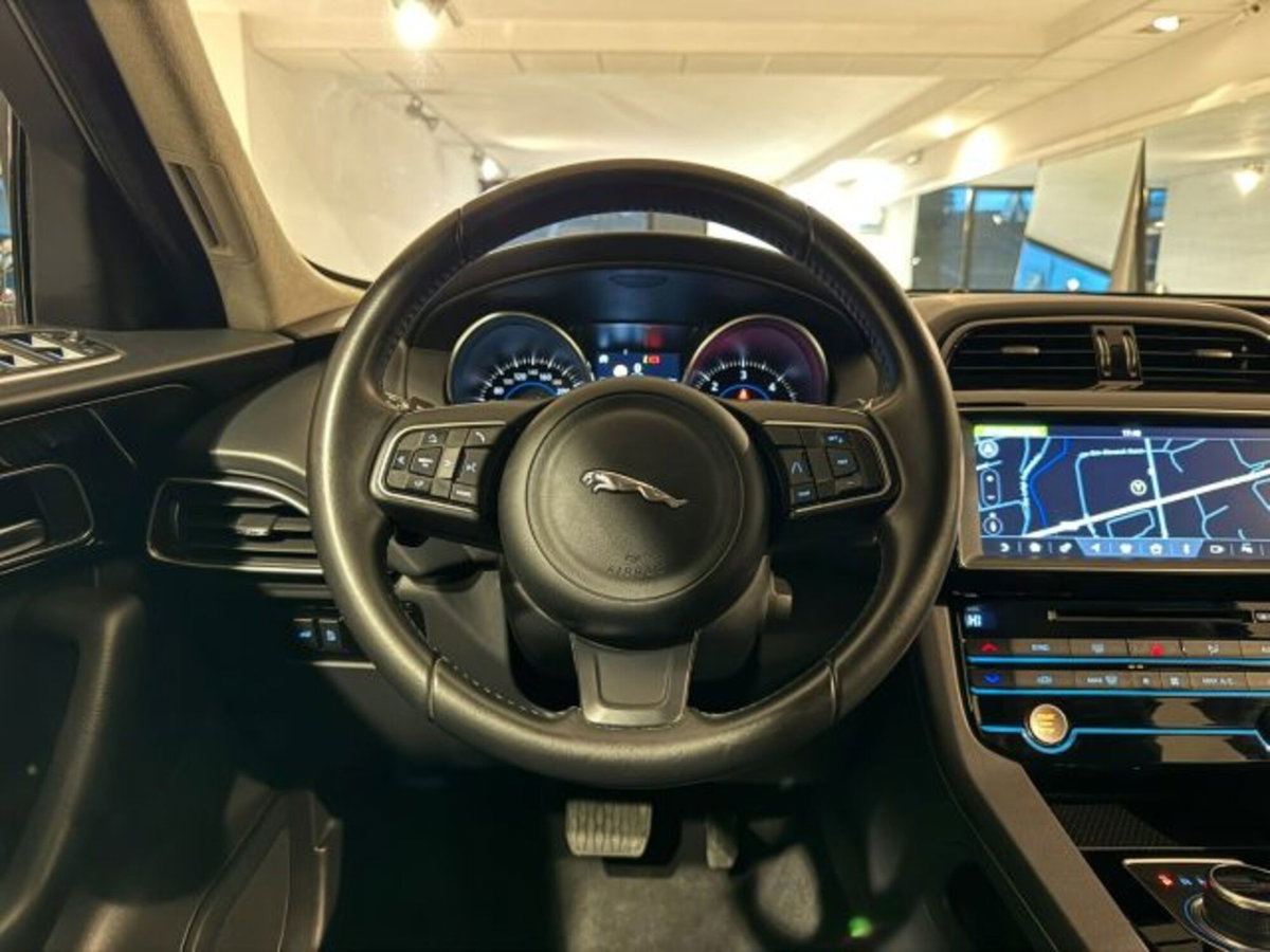 Jaguar F-Pace 2.0 D 180 CV Pure (10)