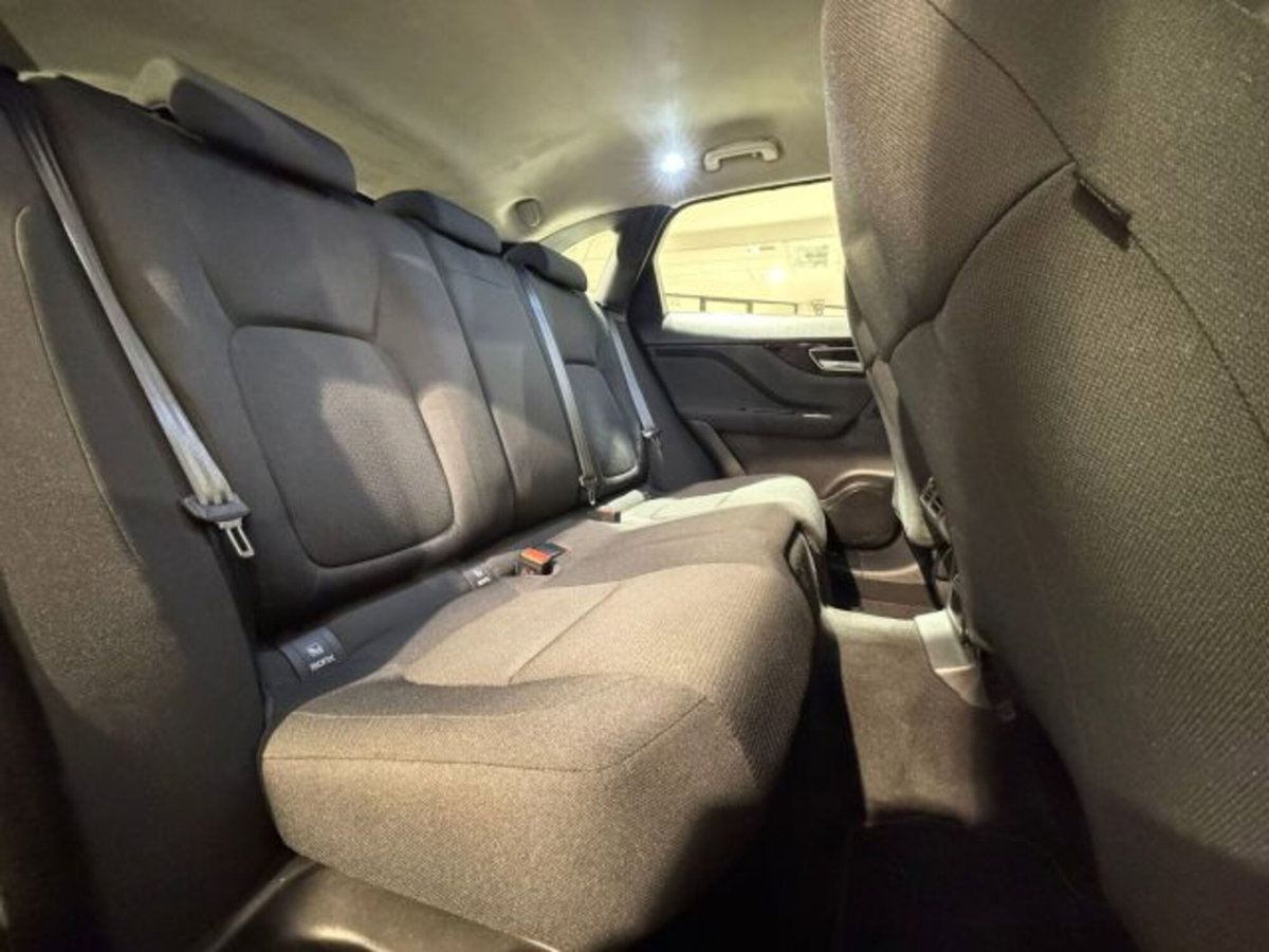Jaguar F-Pace 2.0 D 180 CV Pure (13)