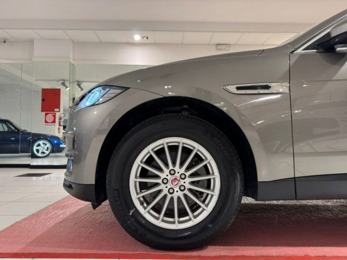 Jaguar F-Pace 2.0 D 180 CV Pure (4)