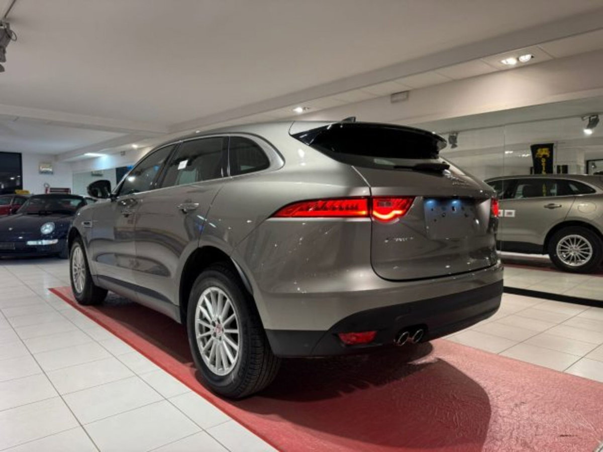 Jaguar F-Pace 2.0 D 180 CV Pure (5)