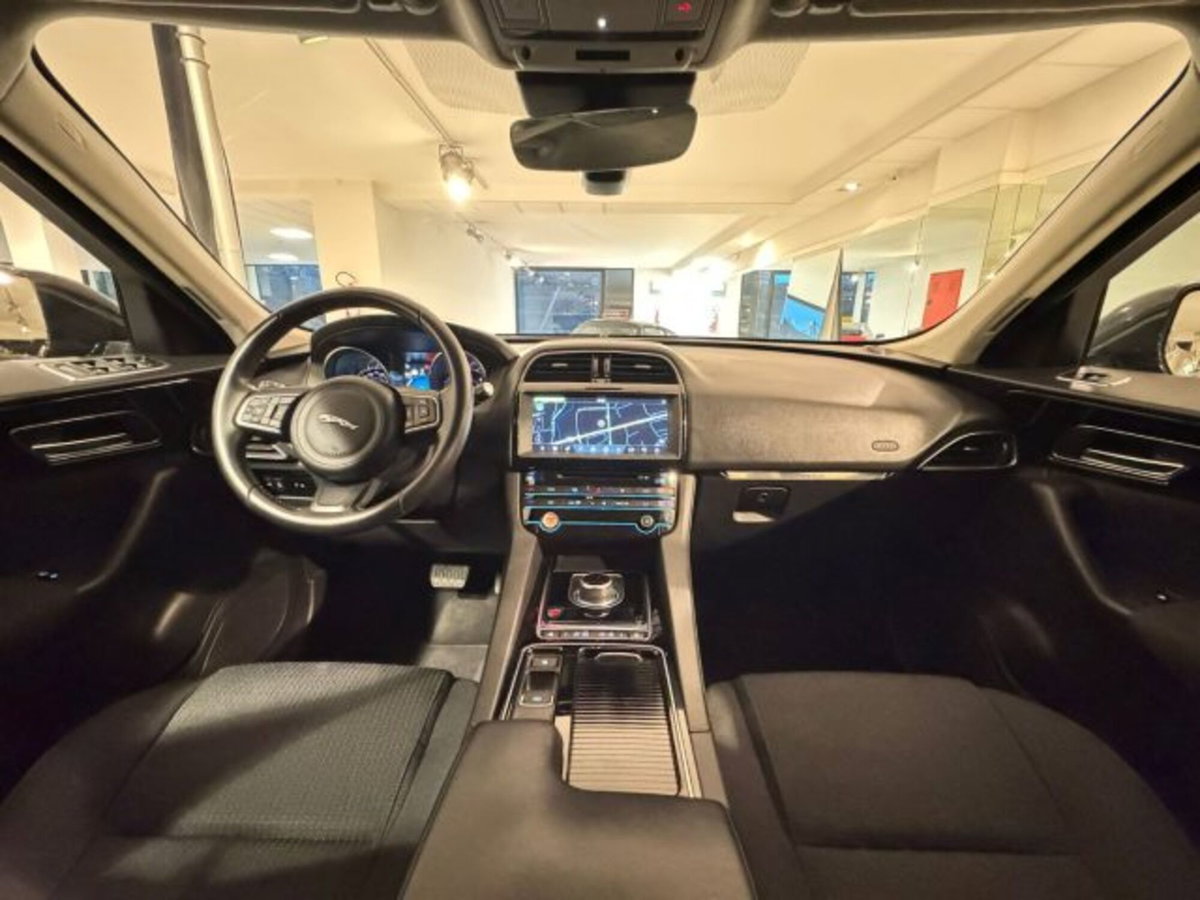 Jaguar F-Pace 2.0 D 180 CV Pure (8)