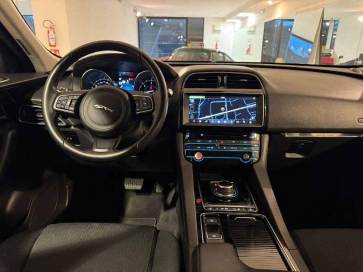 Jaguar F-Pace 2.0 D 180 CV Pure (9)
