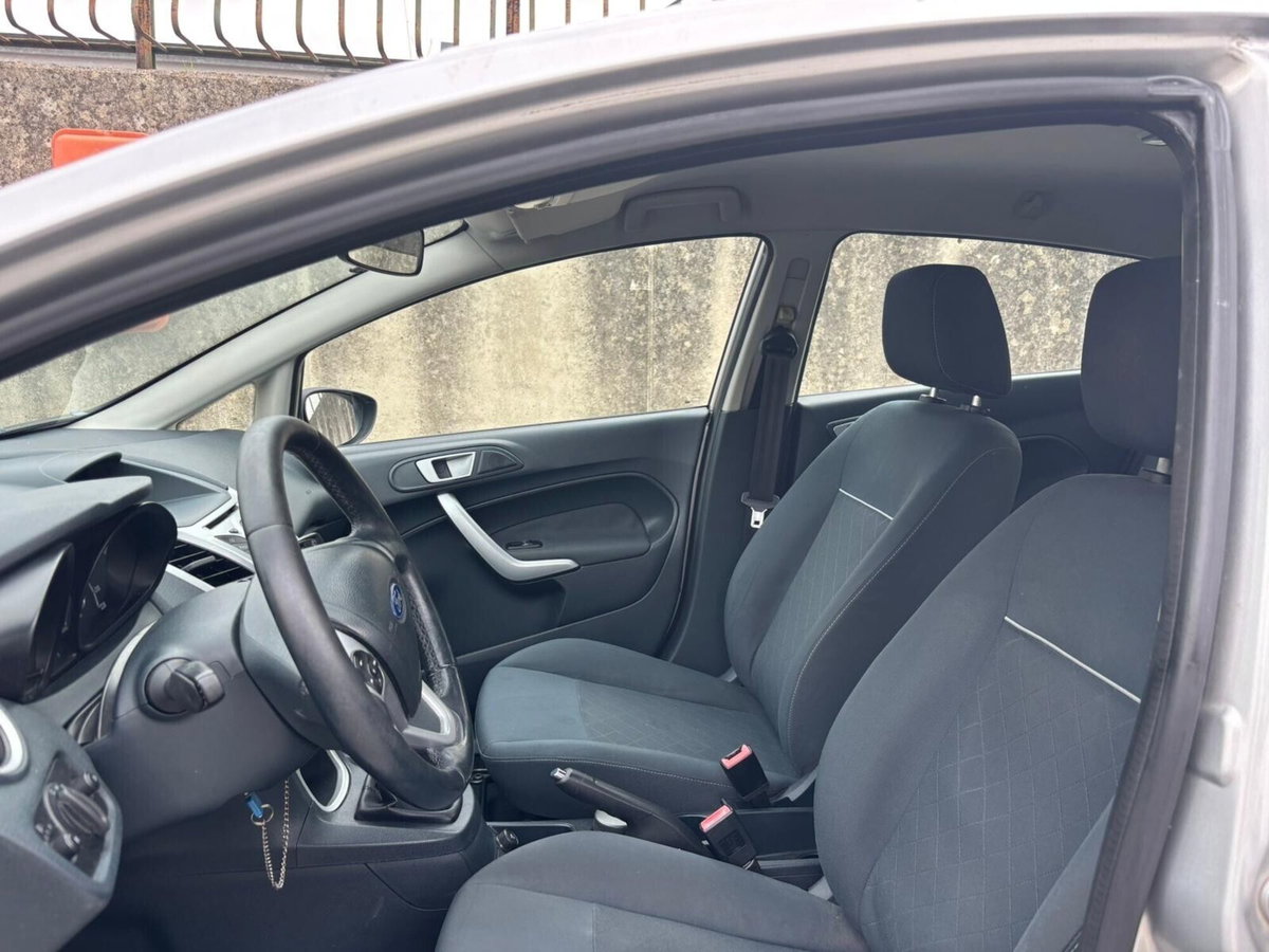Ford Fiesta Ikon 1.4 TDCi 70CV 5 porte (13)