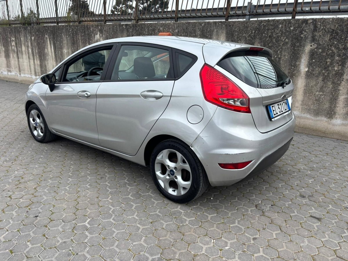 Ford Fiesta Ikon 1.4 TDCi 70CV 5 porte (4)