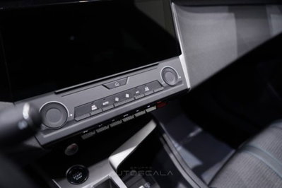 Peugeot 408 1.2 hybrid Allure 136cv e-dsc6 (17)