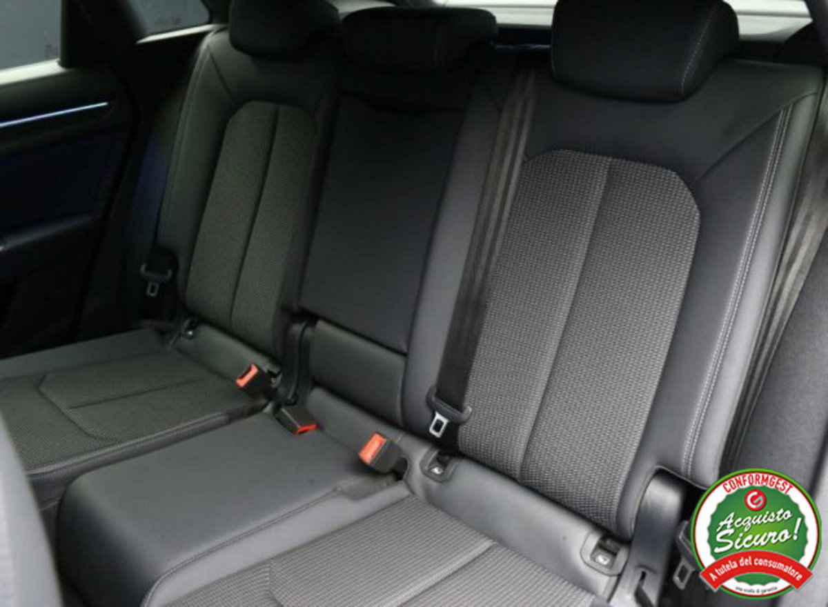 Audi Q3 35 2.0 tdi Identity Black s-tronic (16)