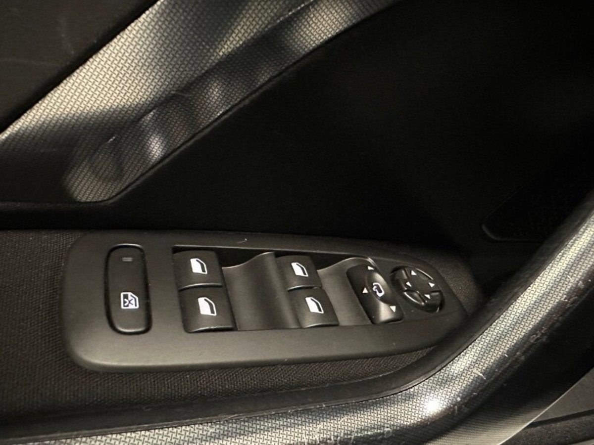 Peugeot 2008 120 S&S Allure (10)
