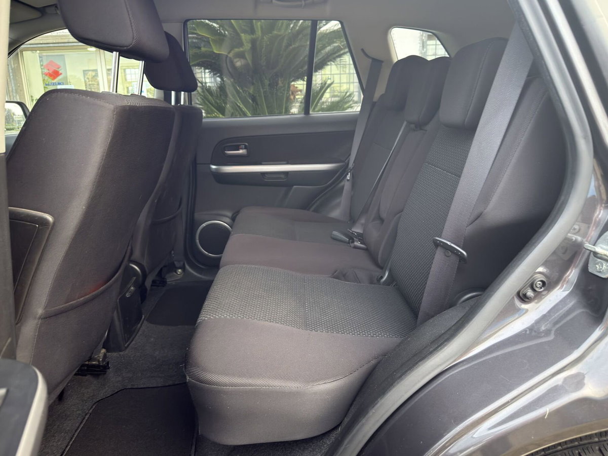 Suzuki Grand Vitara 1.9 DDiS 5 porte Executive (12)