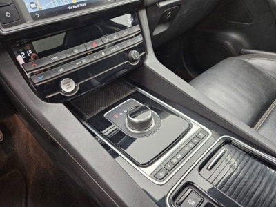 Jaguar F-Pace 2.0 D 180 CV AWD aut. Pure (14)
