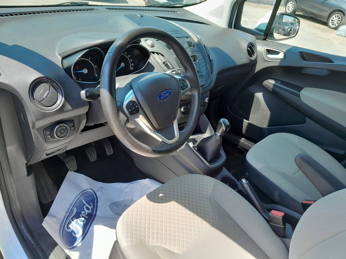 Ford Tourneo Courier 1.5 TDCI 95 CV Titanium (14)