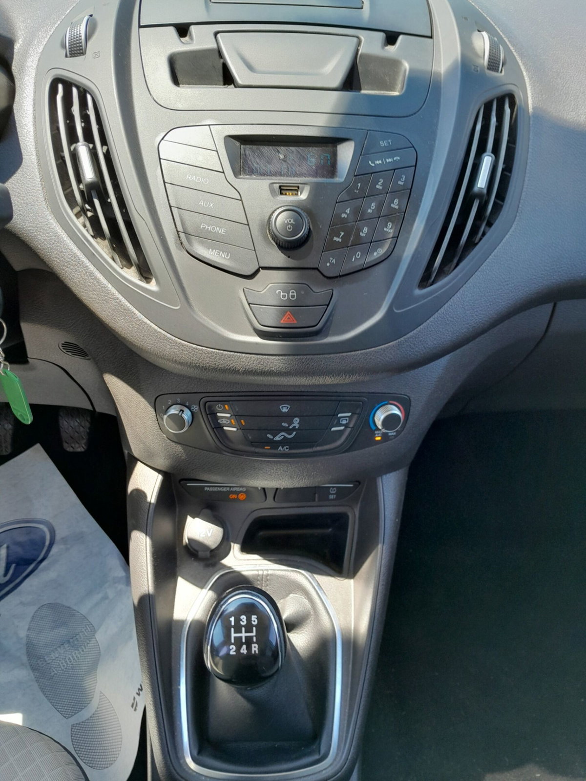 Ford Tourneo Courier 1.5 TDCI 95 CV Titanium (16)