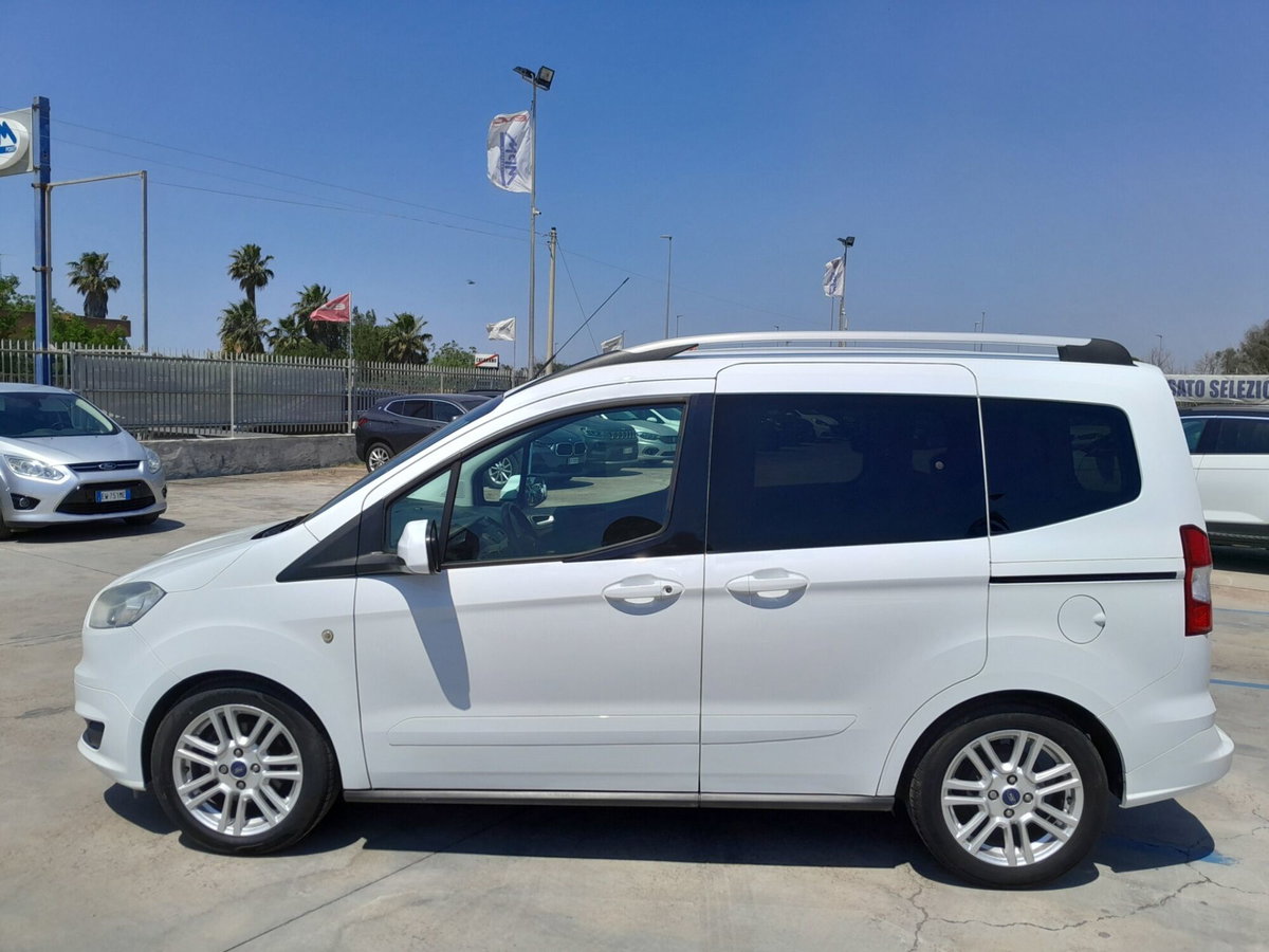 Ford Tourneo Courier 1.5 TDCI 95 CV Titanium (6)
