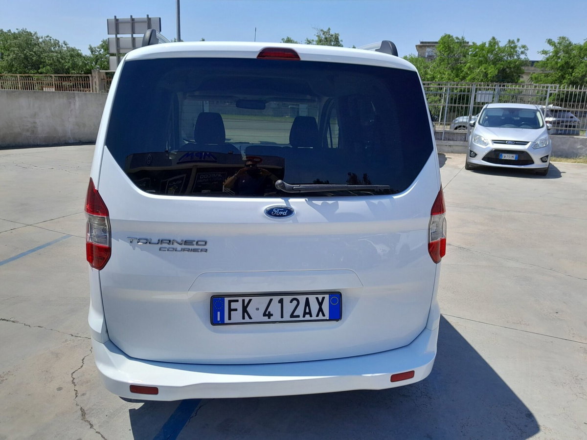 Ford Tourneo Courier 1.5 TDCI 95 CV Titanium (8)