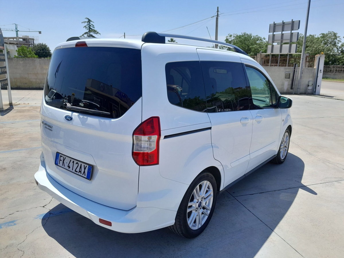 Ford Tourneo Courier 1.5 TDCI 95 CV Titanium (9)