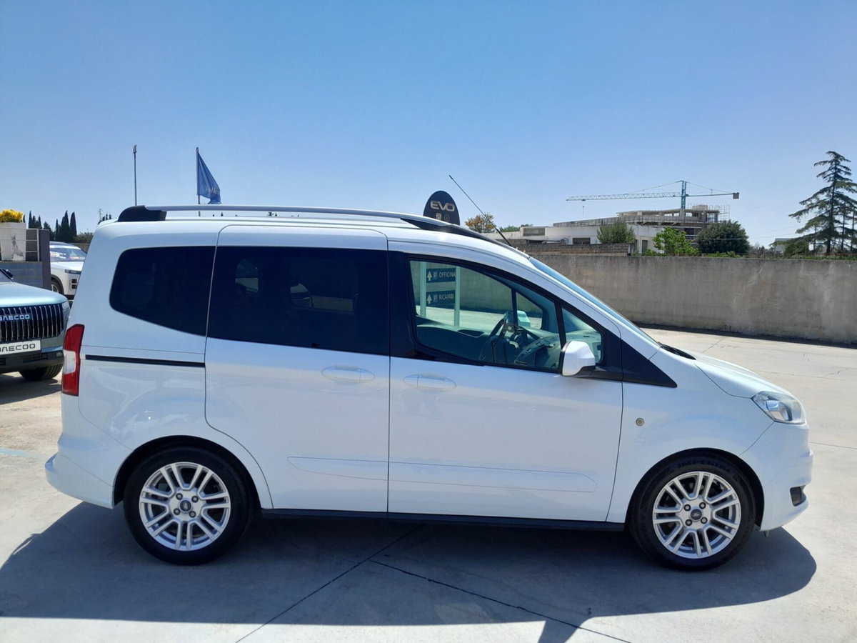 Ford Tourneo Courier 1.5 TDCI 95 CV Titanium (10)