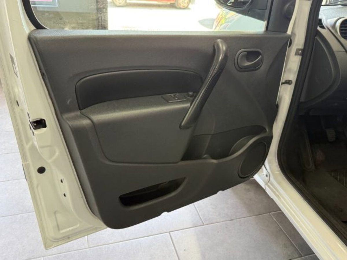 Renault Kangoo 1.5 dCi 75CV F.AP. 3p. Express Compact (9)