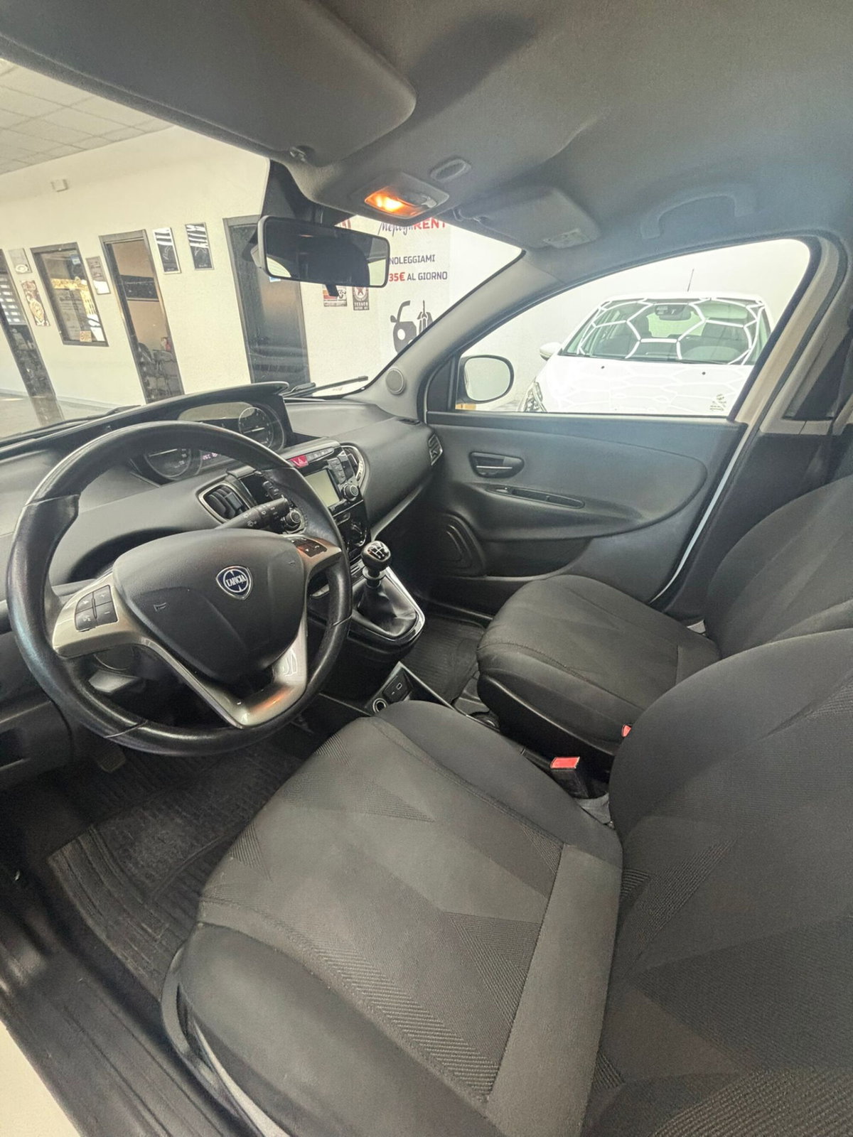 Lancia Ypsilon 1.2 69 CV 5 porte Gold (11)
