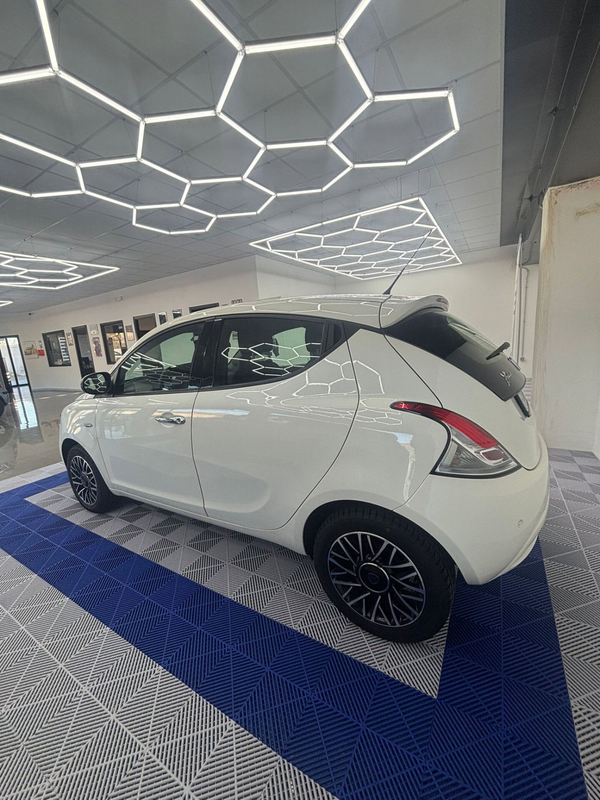 Lancia Ypsilon 1.2 69 CV 5 porte Gold (8)