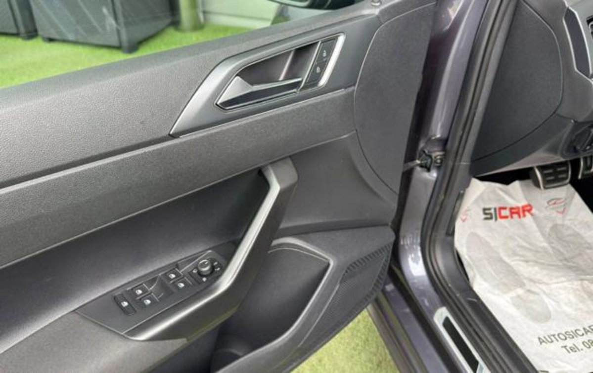 Volkswagen Polo 1.0 tsi R-Line 95cv dsg (9)