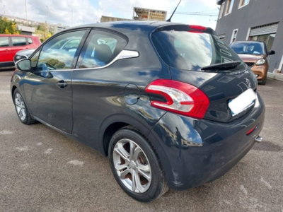 Peugeot 208 e-HDi 92 CV Stop&Start ETG6 3 porte Allure (6)