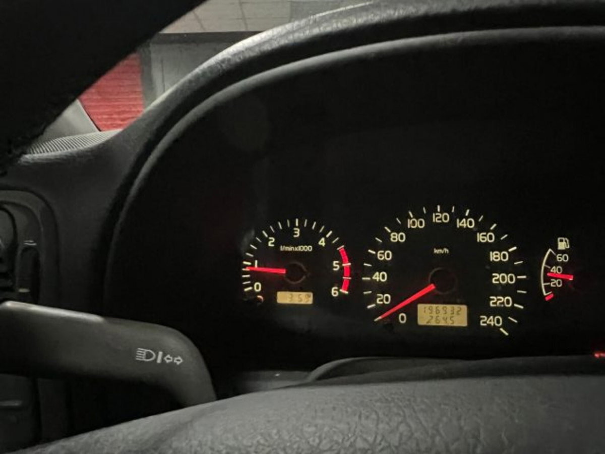 Volvo S40 1.9 turbodiesel cat (8)