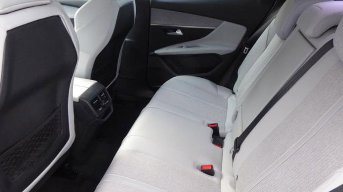 Peugeot 3008 BlueHDi 120 EAT6 S&S Allure (19)