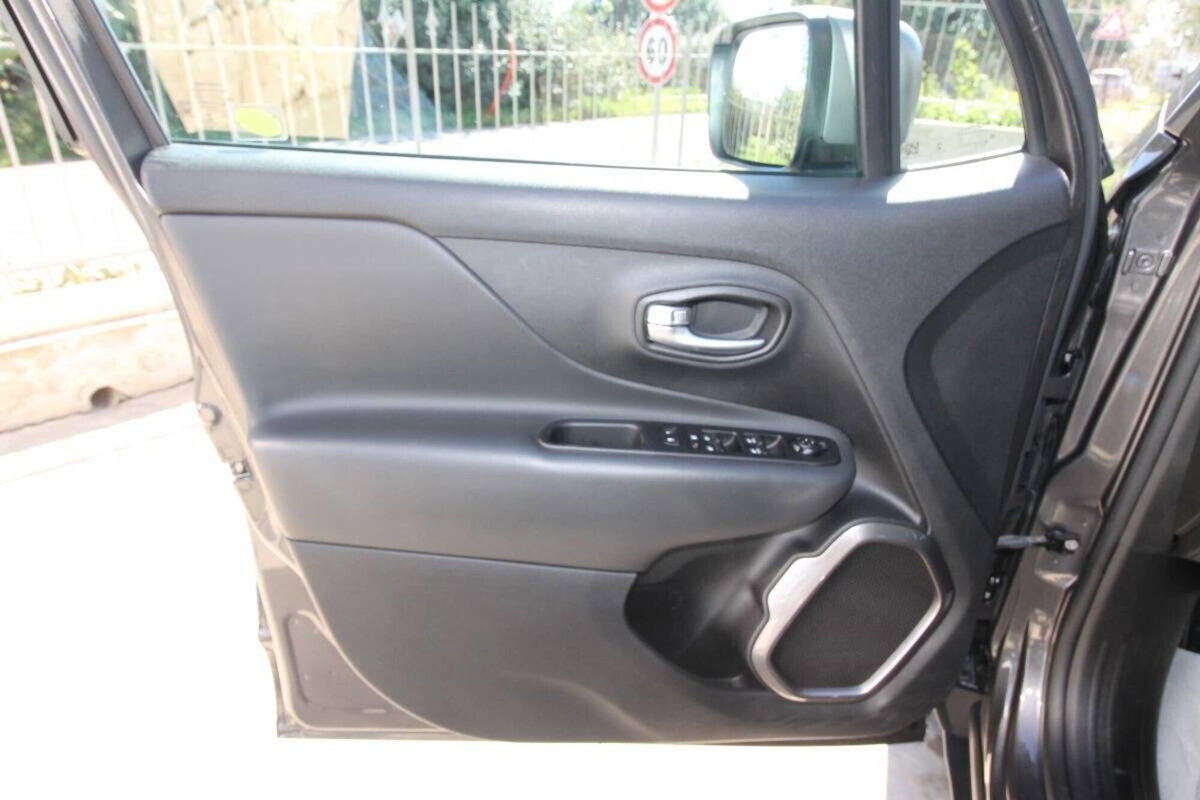 Jeep Renegade 1.6 Mjt DDCT 120 CV Limited (16)