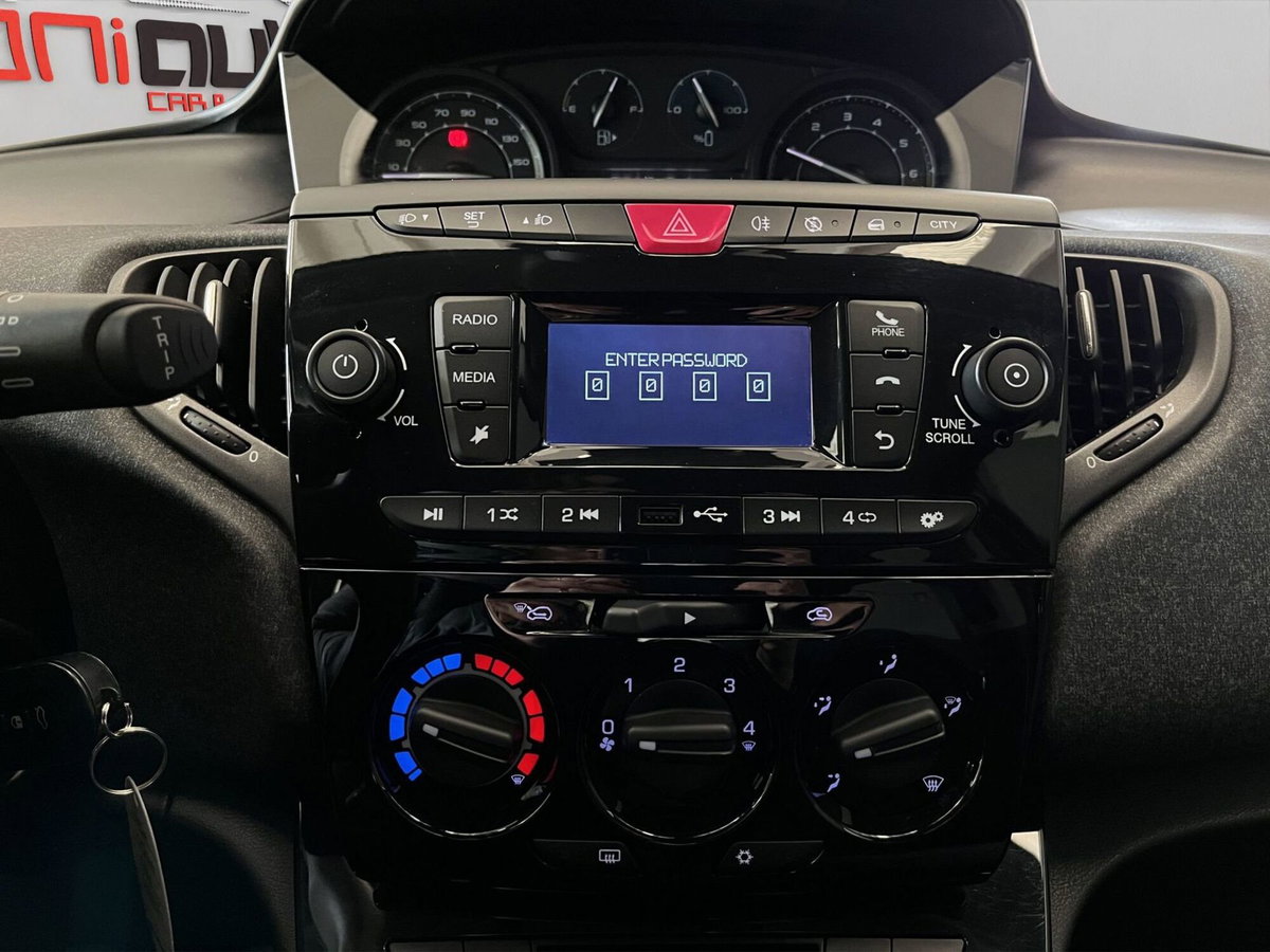 Lancia Ypsilon 1.0 FireFly 5 porte S&S Hybrid Silver Plus (18)