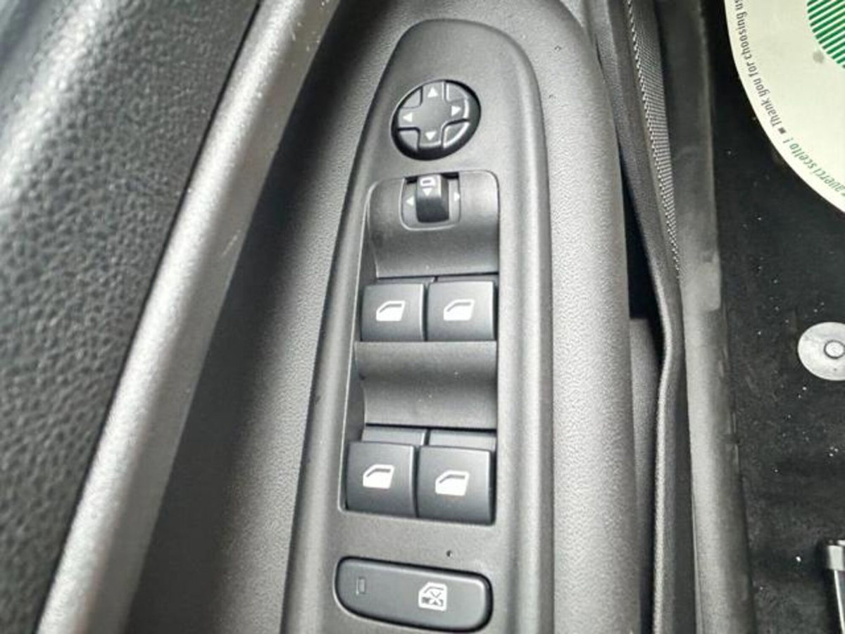 Jeep Avenger 1.2 turbo Summit fwd 100cv (10)