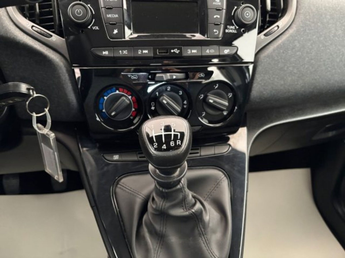 Lancia Ypsilon 1.0 FireFly 5 porte S&S Hybrid Ecochic Silver (12)