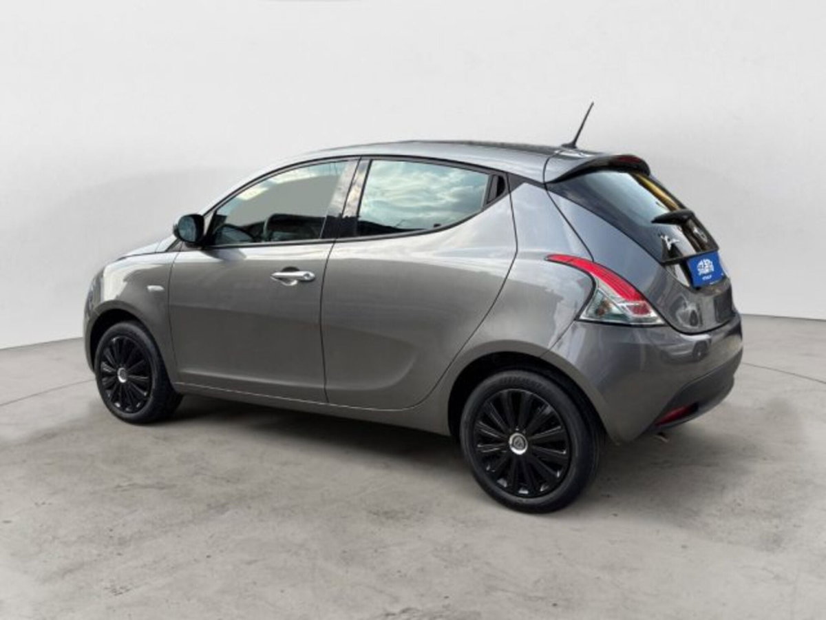 Lancia Ypsilon 1.0 FireFly 5 porte S&S Hybrid Ecochic Silver (3)