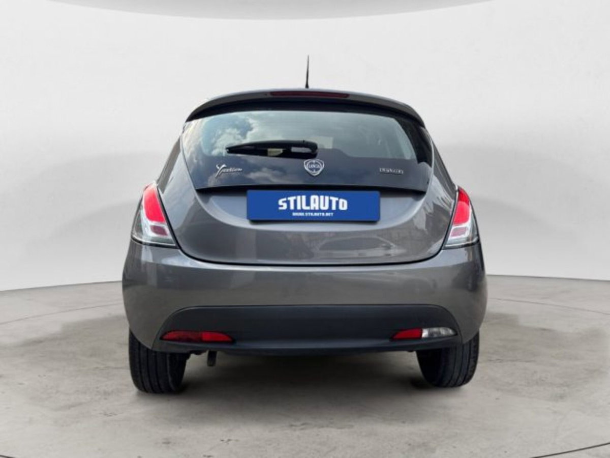Lancia Ypsilon 1.0 FireFly 5 porte S&S Hybrid Ecochic Silver (4)