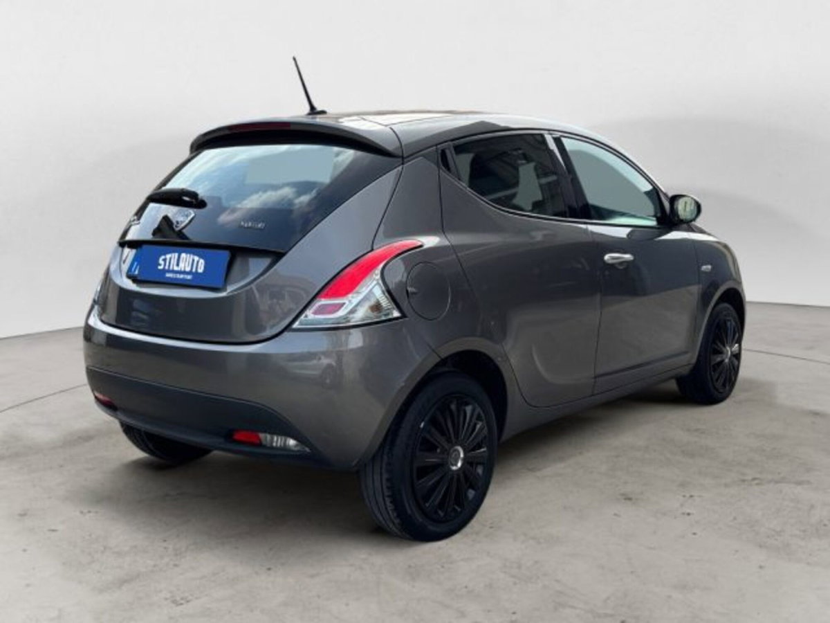 Lancia Ypsilon 1.0 FireFly 5 porte S&S Hybrid Ecochic Silver (5)