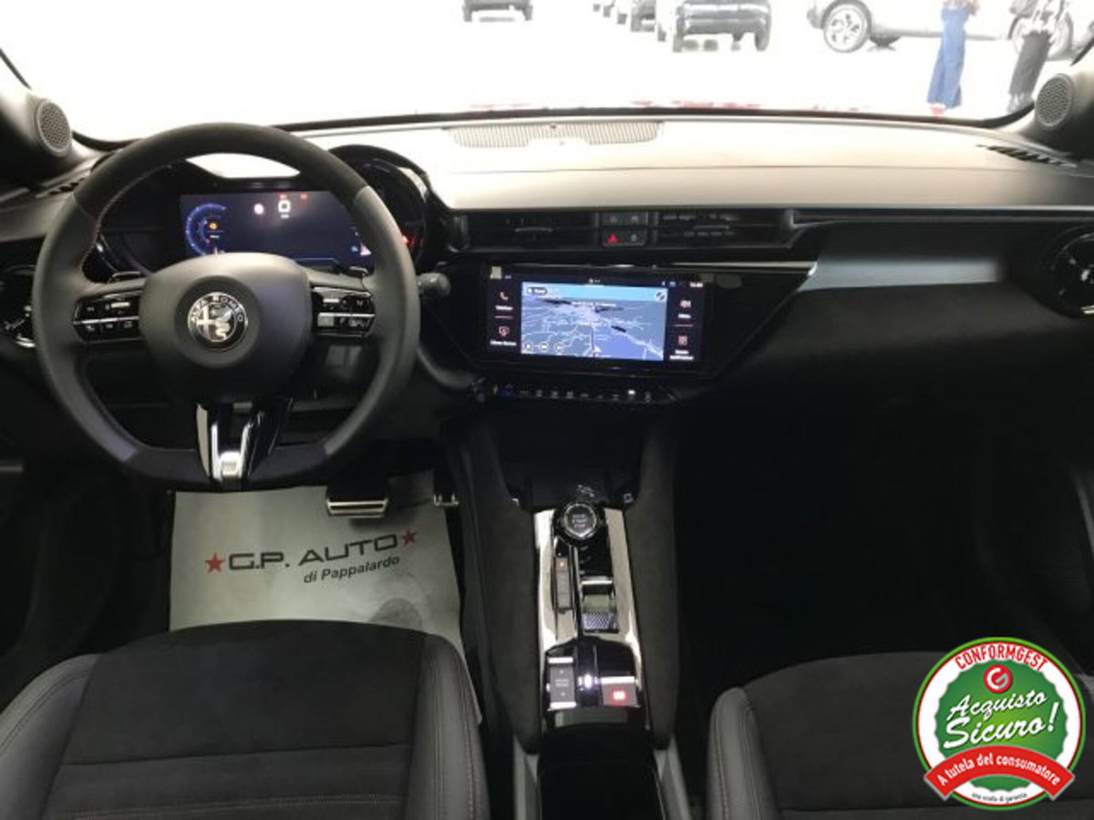 Alfa Romeo Junior 1.2 ibrida Q4 Intensa 145cv edct6 (9)
