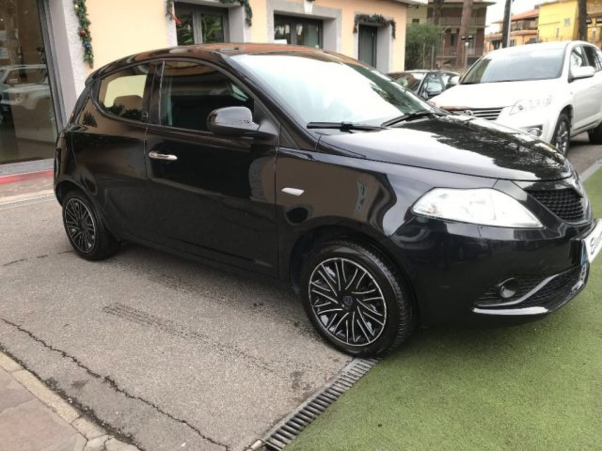 Lancia Ypsilon 1.0 FireFly 5 porte S&S Hybrid Gold Plus (2)