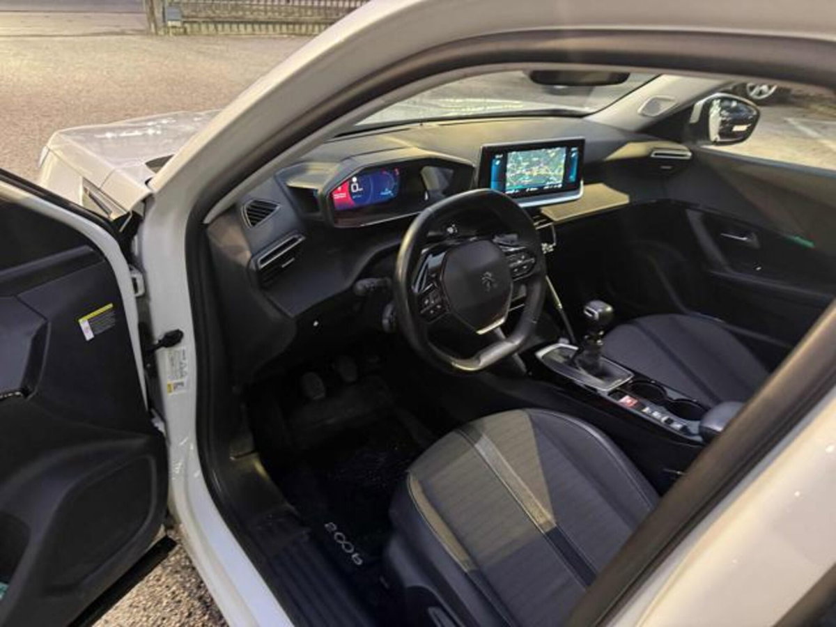 Peugeot 2008 PureTech 130 S&S Allure Pack (18)