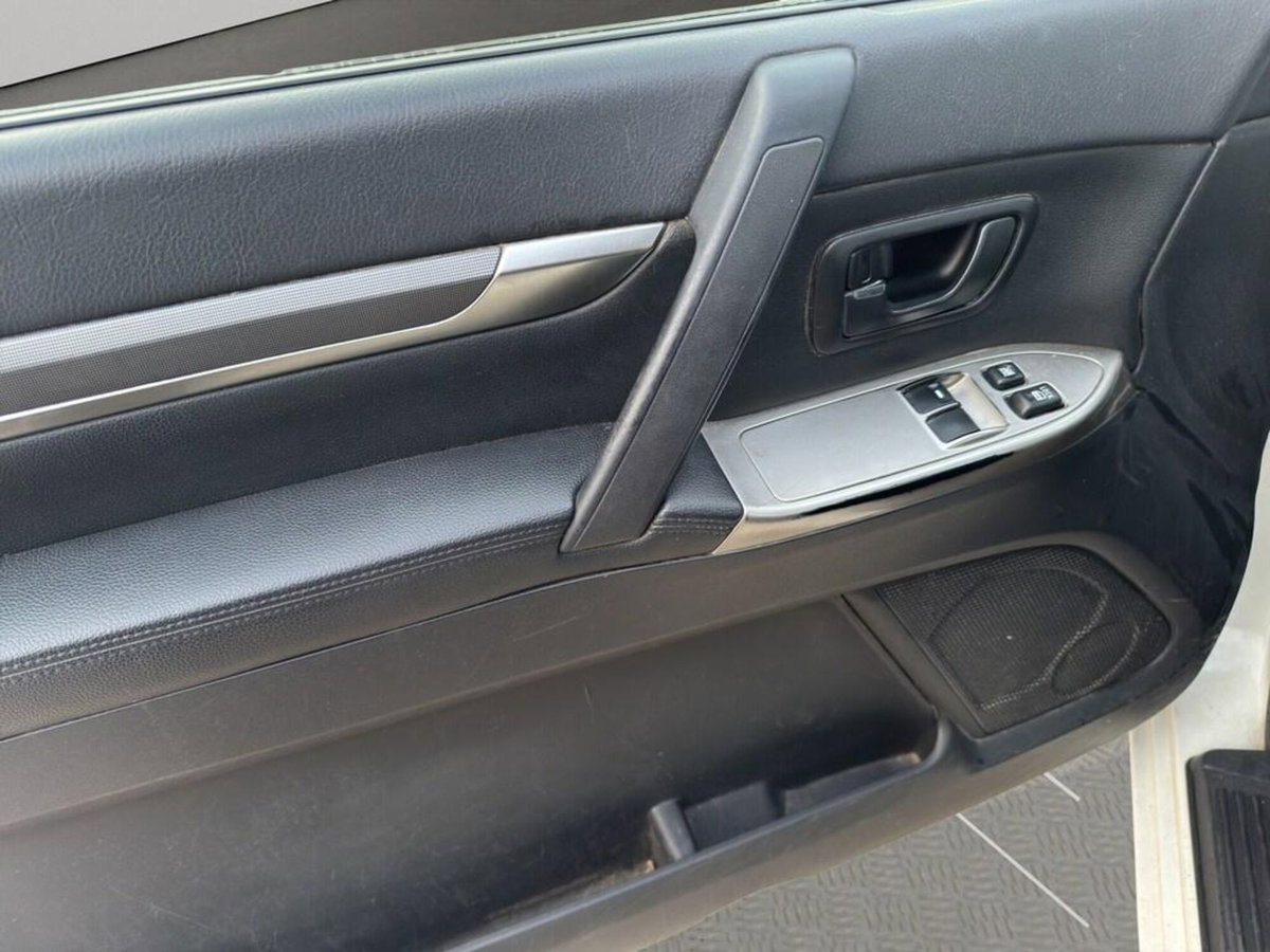 Mitsubishi Pajero 3.2 DI-D 16V aut. 3p. Tender DPF (14)