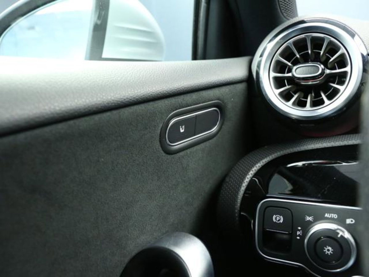 Mercedes-Benz Classe A Sedan 180 AMG Line Premium Plus auto (13)