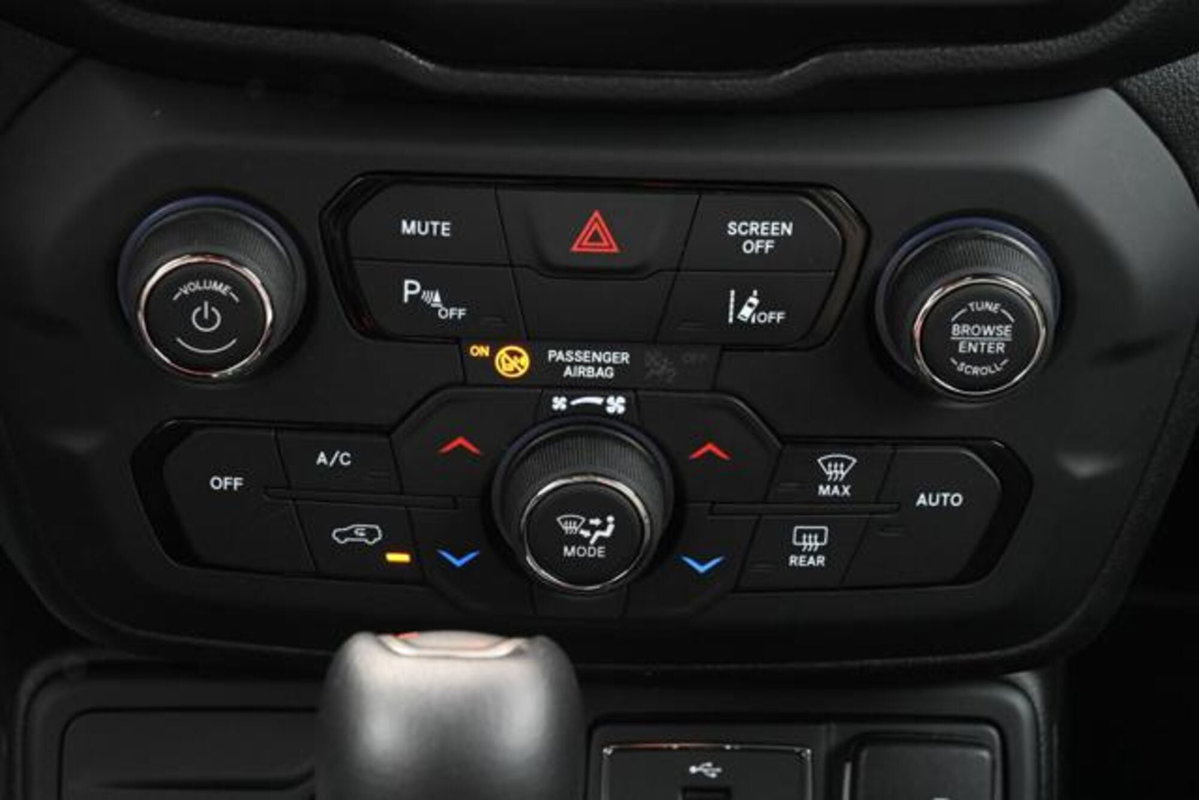 Jeep Renegade 1.3 T4 190CV PHEV 4xe AT6 80th Anniversary (19)