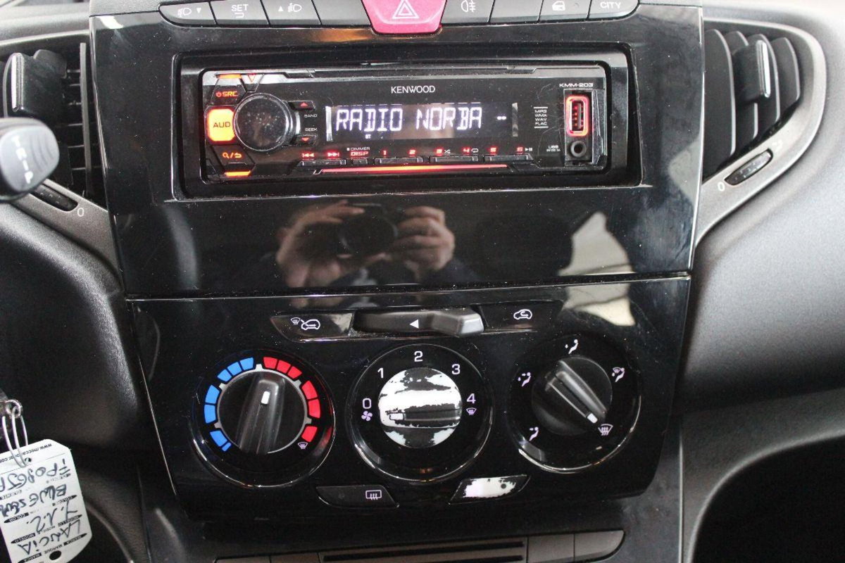 Lancia Ypsilon 1.2 69 CV 5 porte Silver (11)