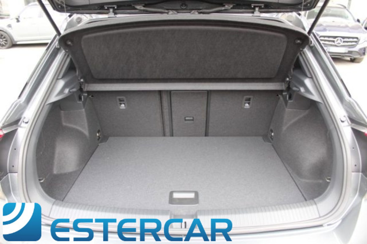 Volkswagen T-Roc 2.0 tdi R-Line 115cv (9)