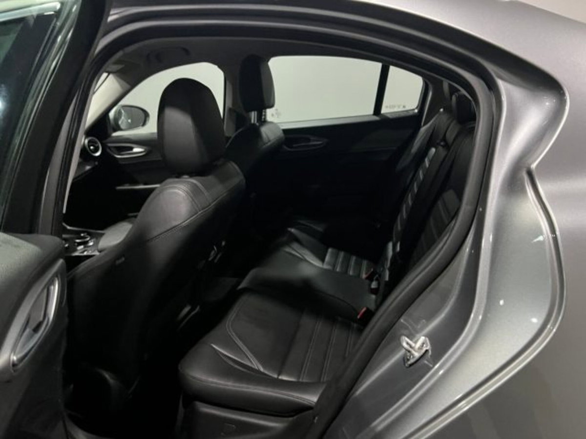 Alfa Romeo Giulia 2.2 Turbodiesel 210 CV AT8 AWD Q4 Veloce (11)