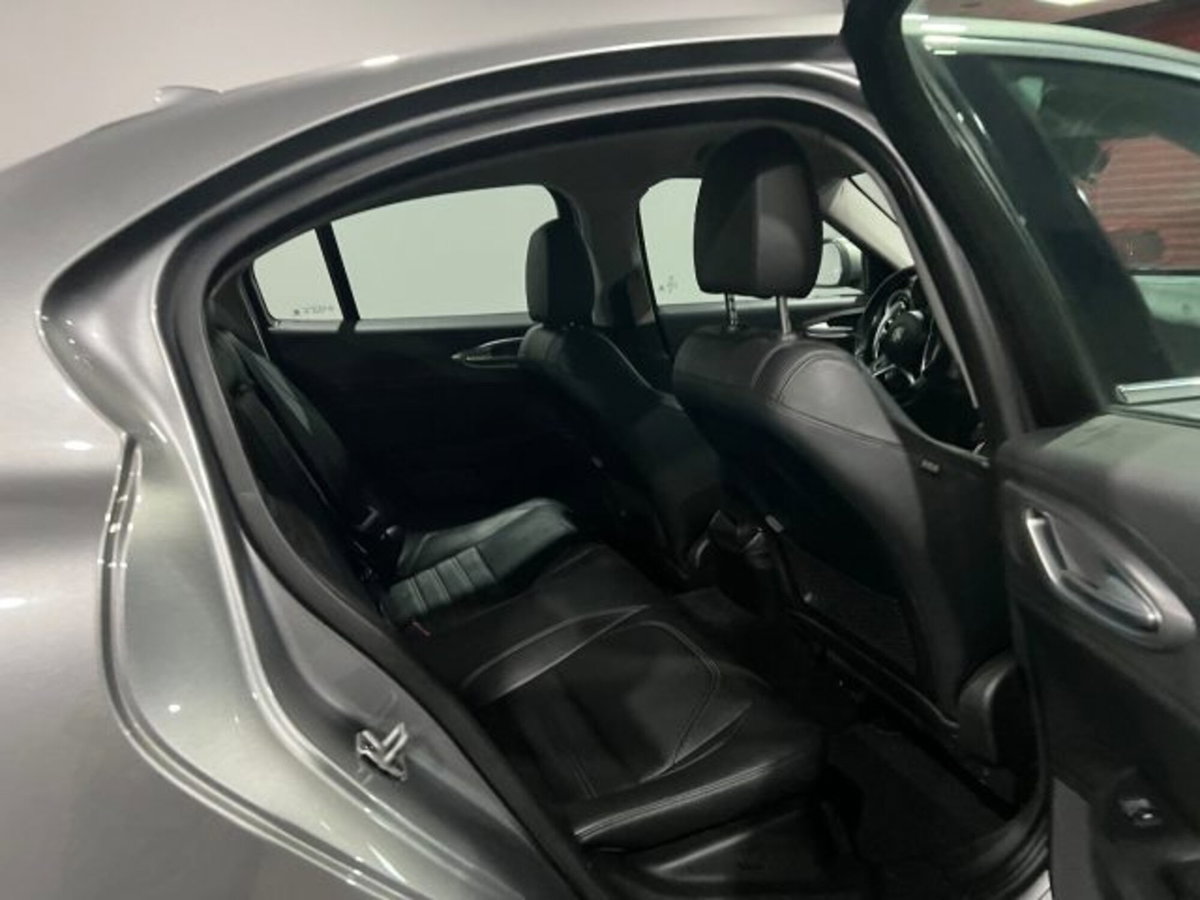 Alfa Romeo Giulia 2.2 Turbodiesel 210 CV AT8 AWD Q4 Veloce (12)