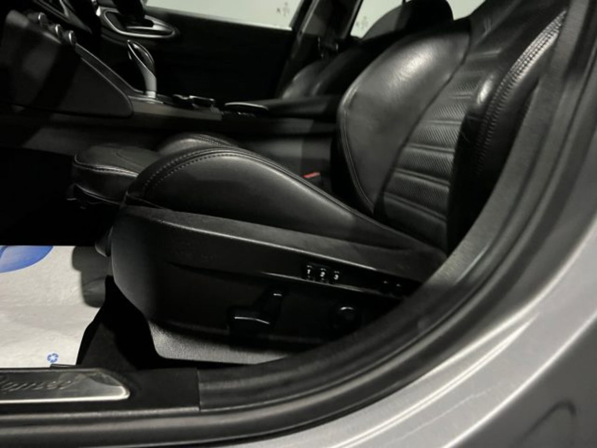Alfa Romeo Giulia 2.2 Turbodiesel 210 CV AT8 AWD Q4 Veloce (9)