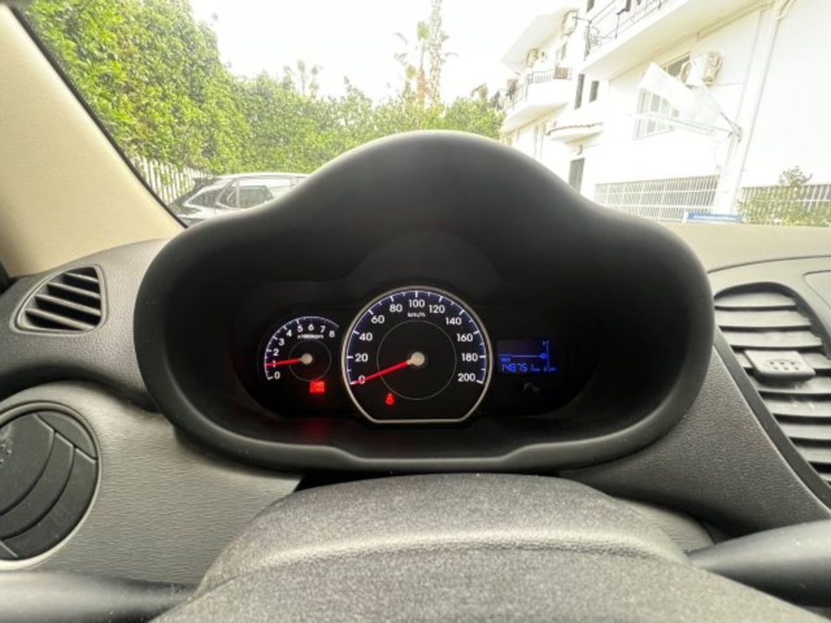 Hyundai i10 1.1 12V BlueDrive GPL Sound Edition (9)